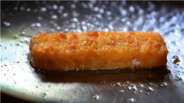Verbraucher sollten die Fischstäbchen nicht braten oder gar essen. (Archivfoto)