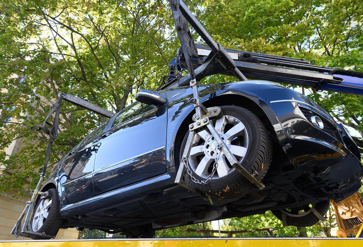 2000 Euro-Abzocke? Liegenbleiben mit dem E-Auto wird teuer Ein E-Auto wird abgeschleppt.