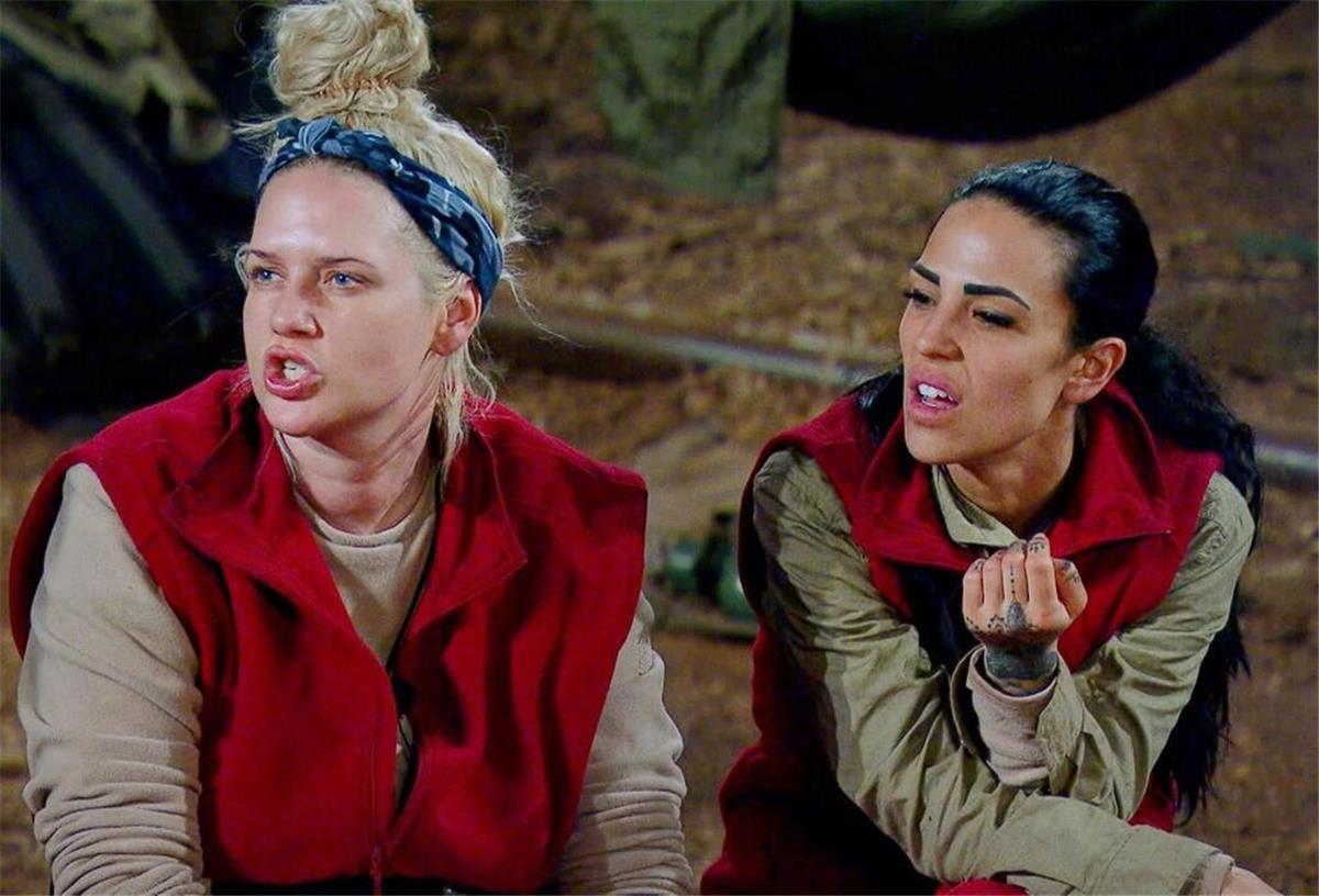 Verbünden sie sich gegen die Männer? Sarah Knappik und Elena Miras