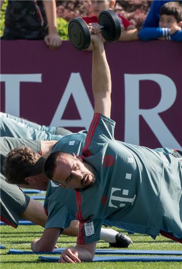 Verdauungstraining in Doha: Franck Ribéry vom  FC Bayern München sorgt gerade wieder einmal für Wirbel. Auslöser ist ein Stück Fleisch.