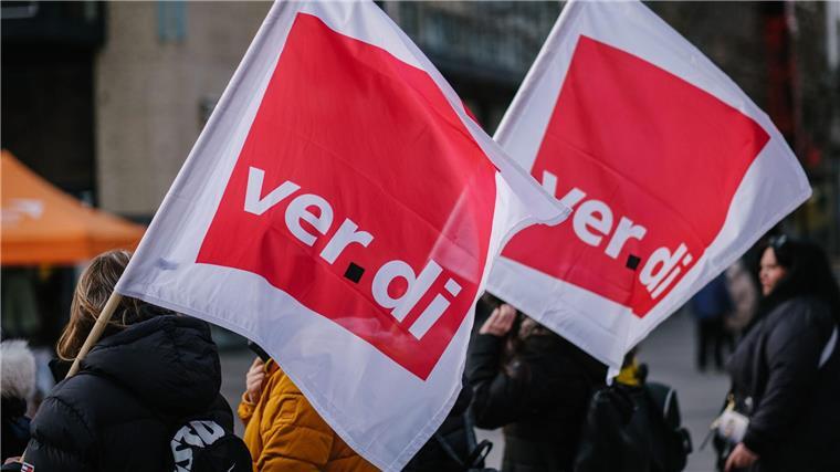Verdi ruft für Mittwoch zum „Stadtstaaten-Streiktag“ auf Verdi-Fahnen während einer Demonstration.
