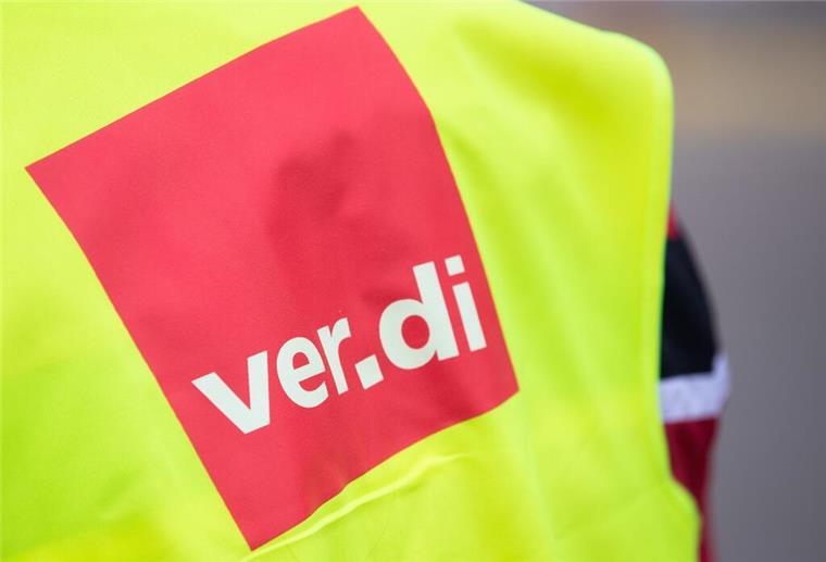 Nächster Warnstreik im Handel steht an: Verdi ruft zur Demo am Freitag auf Ein Beschäftigter trägt bei einem Warnstreik eine Warnweste von Verdi.