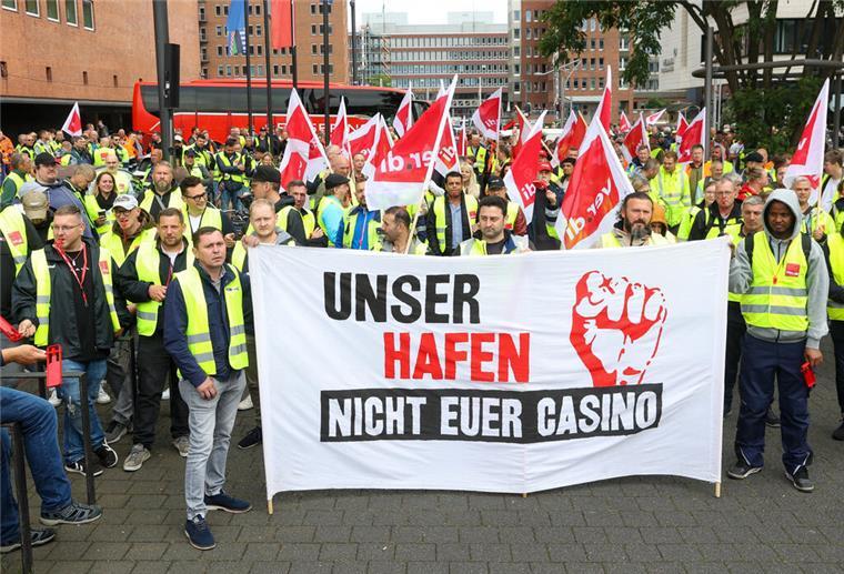 Verdi hatte die Seehafen-Beschäftigten aus mehreren Städten in dieser Woche zu einer zentralen Streikdemonstration in Hamburg aufgerufen.