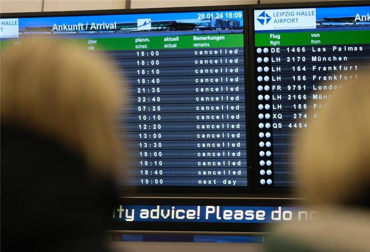 Urlauber aufgepasst! Noch ein Streik an Deutschlands Flughäfen Eine Anzeigetafel im Flughafen zeigt überwiegend stornierte Flüge an.