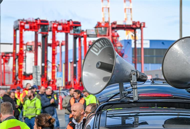 Verdi ruft erneut zu Streik auf: Auch der Hafen in Bremerhaven ist betroffen Verdi ruft erneut zum Streik der Hafenbetriebe auf.