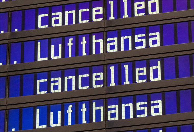 Urlauber aufgepasst! Verdi ruft zum Warnstreik an Flughäfen auf Anzeigentafeln zeigen «cancelled» und «Lufthansa»