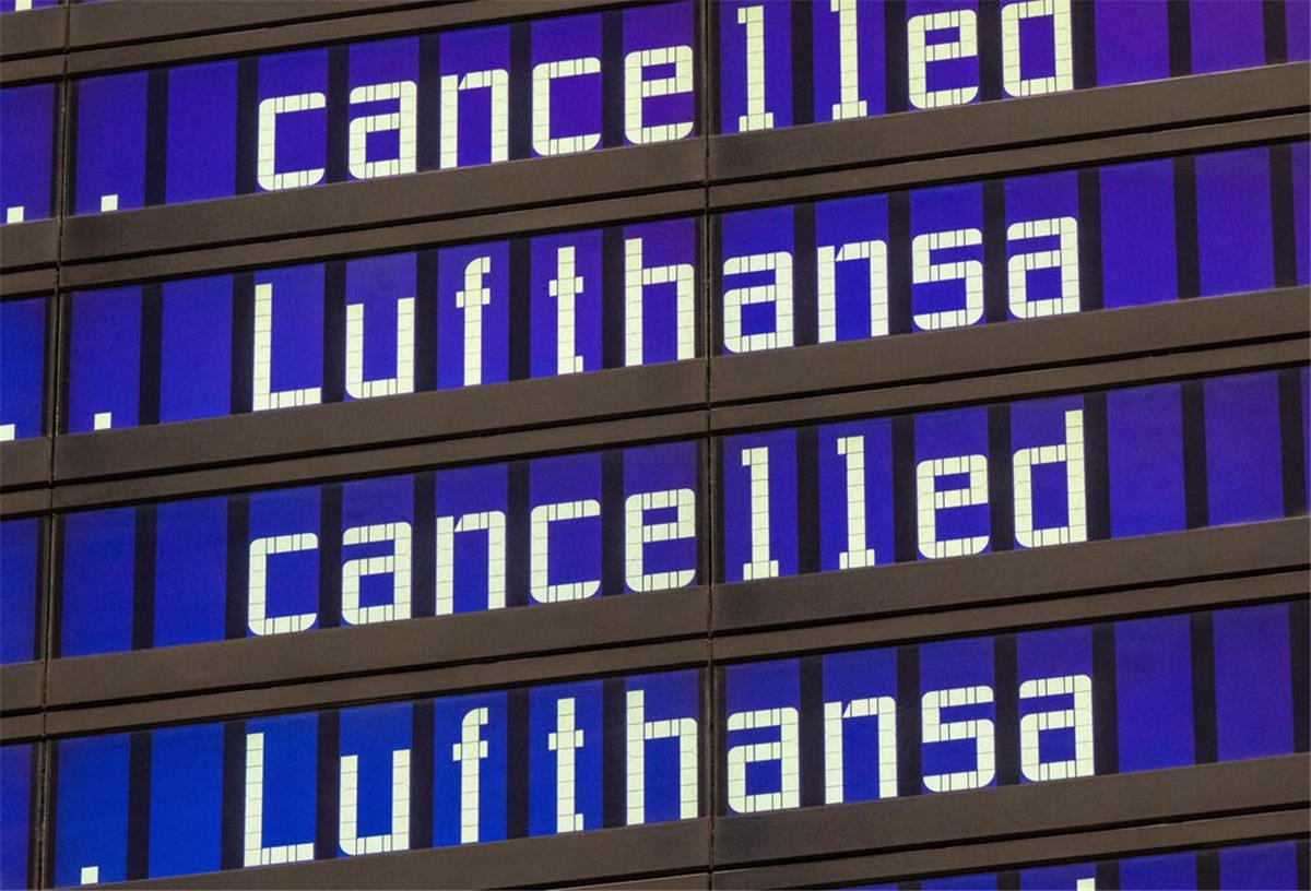Anzeigentafeln zeigen «cancelled» und «Lufthansa»