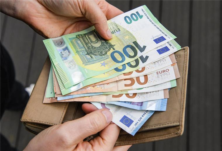 So viel Geld sollte man mit 20, 30 und 40 Jahren verdienen Eine Frau hält eine Geldbörse und mehrere Geldscheine in den Händen. Je nach Alter variiert das Einkommen. Wir zeigen, was die Deutschen im Durchschnitt verdienen.