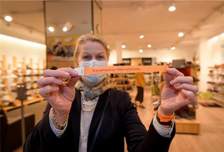Start geglückt: Diese Bändchen öffnen Türen in der ganzen Stadt Vereinfachter 2-G-Nachweis Andrea von Kampen vom Schuhhaus Fuss in Geestemünde hat am Montag schon die Bändchen verteilt.