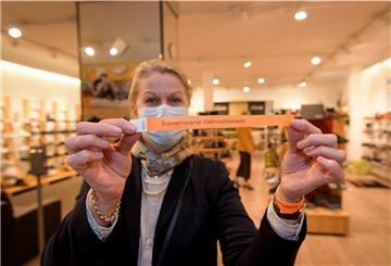 Vereinfachter 2-G-Nachweis Andrea von Kampen vom Schuhhaus Fuss in Geestemünde hat am Montag schon die Bändchen verteilt. 