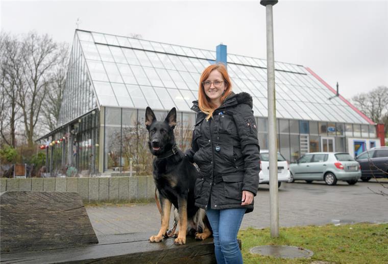 Hier öffnet Bremerhavens erste Hundepension Eine Frau steht mit einem Schäferhund vor einem Gebäude aus Glas.