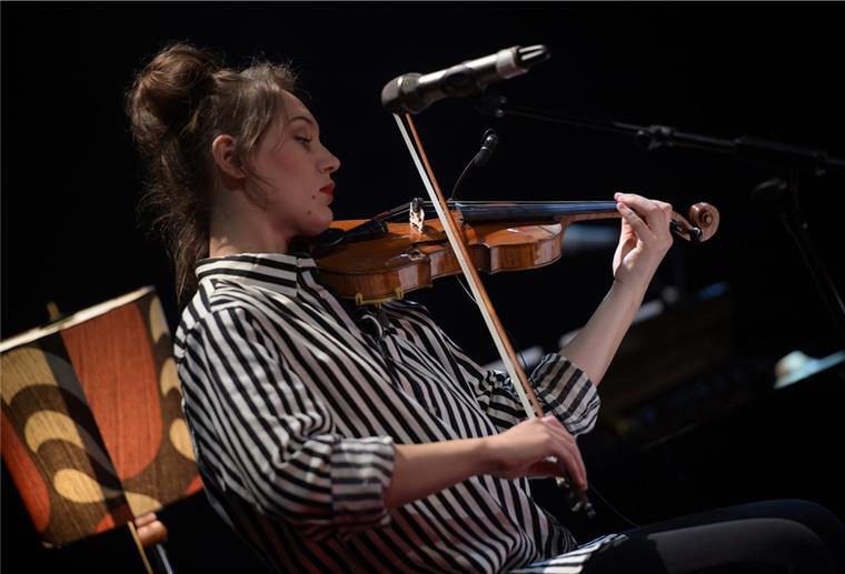 Sängerin aus Nordenham auf Erfolgskurs Verena Tönjes auf der Bühne des Staatstheaters Mainz: In „Things have changed – Bob Dylan is not there“ singt sie und spielt Geige.