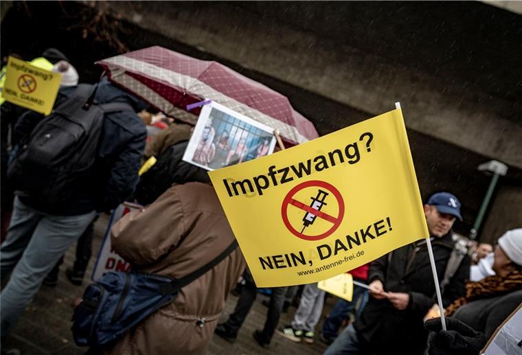 Anschläge von Corona-Gegnern in Deutschland befürchtet Auf einer Demonstration protestieren 400 Menschen gegen die Corona-Maßnahmen der Bundes- und Landesregierung.