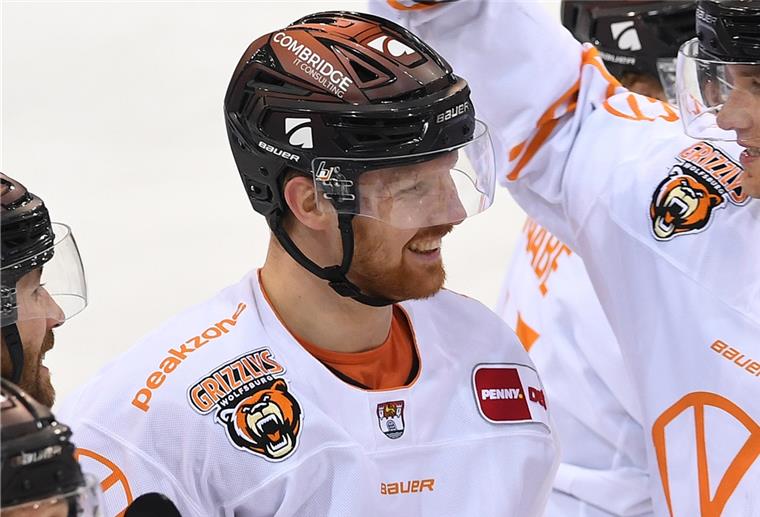 Pinguins verpflichten Phillip Bruggisser Vergangene Saison schoss Phillip Bruggisser mit Wolfsburg die Fischtown Pinguins aus dem Viertelfinale, jetzt läuft er für die Bremerhavener auf.