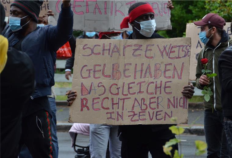 Ausländerbehörde Zeven: Anwältin spricht von Schikane Vergangene Woche demonstrierten Afrikaner in Zeven nicht nur für die Aufklärung des Mordes an dem Ivorer Amadou Diabate, sondern gleichzeitig gegen angebliche Willkür in der Ausländerbehörde. Eine Bremer Anwältin trägt die Vorwürfe mit, während der Freundeskreis Asyl die Sache völlig anders bewertet.
