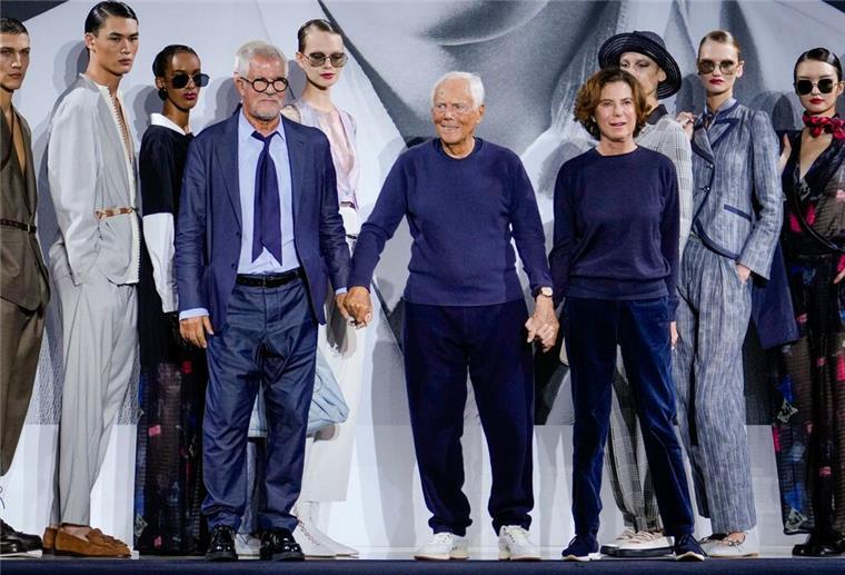 Nach Tod von Armani: Wie geht es mit dem Modehaus weiter? Vergangenes Jahr zeigte sich Armani auf dem Laufsteg mit Leo Dell’Orco und seiner Nichte Roberta. (Archivbild)