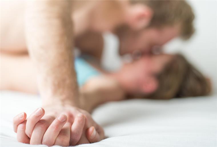 Sexuelle Freiheit neu definiert? Junge Frauen verzichten immer häufiger auf die Pille Sex Mann Frau
