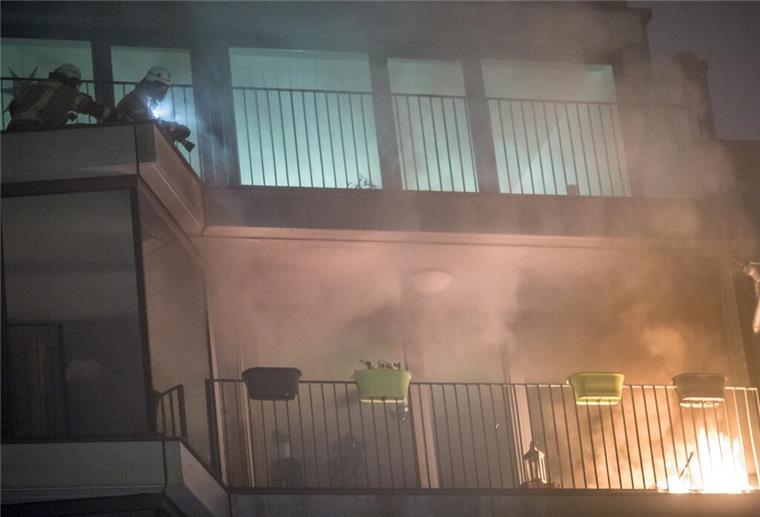 Welche Versicherung zahlt Schäden durchs Feuerwerk? Feuer am Gebäude