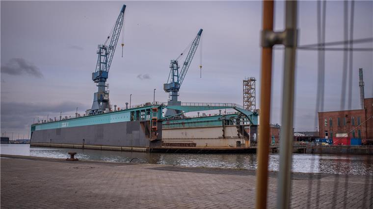 Die schwersten Brocken aus dem Hafen fahren bald in Richtung Innenstadt Blick auf ein Schwimmdock.