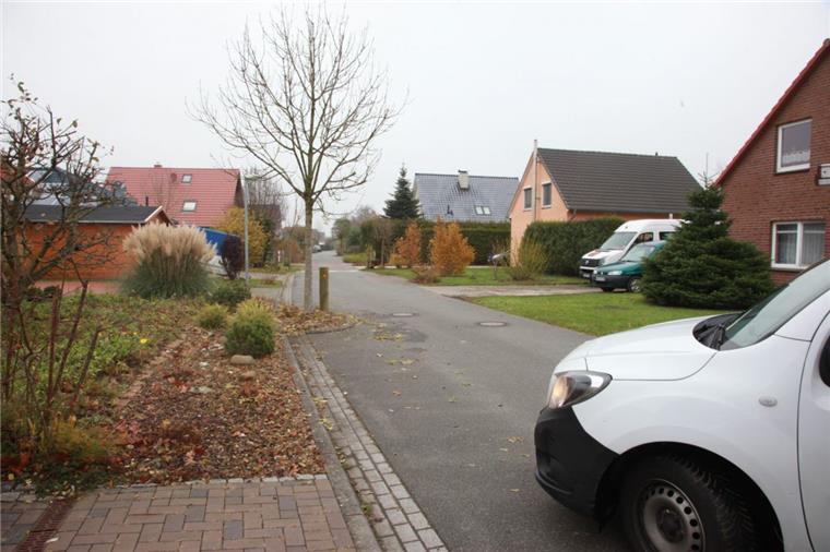 Nach Unterschriftenaktion in Dorum: Gemeinde bietet Lösung an Verkehrsinseln und Parkbuchten statt Gehweg: Wie dieser Teil des Tjüchenwegs in Dorum soll auch das letzte Teilstück der Straße ausgebaut werden. „Wir machen keine Durchgangsstraße“, teilt Bürgermeister Marcus Itjen mit.
