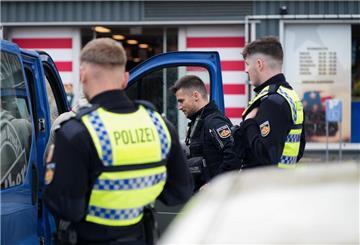 Drei Polizisten Verkehrskontrolle