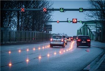 Verkehrsleitsystem auf der Grimsbystraße Bremerhaven auf Höhe der Agentur für Arbeit leitet unter anderem mit LEDs auf dem Straßenbelag den Feierabendverkehr. Foto: Hartmann