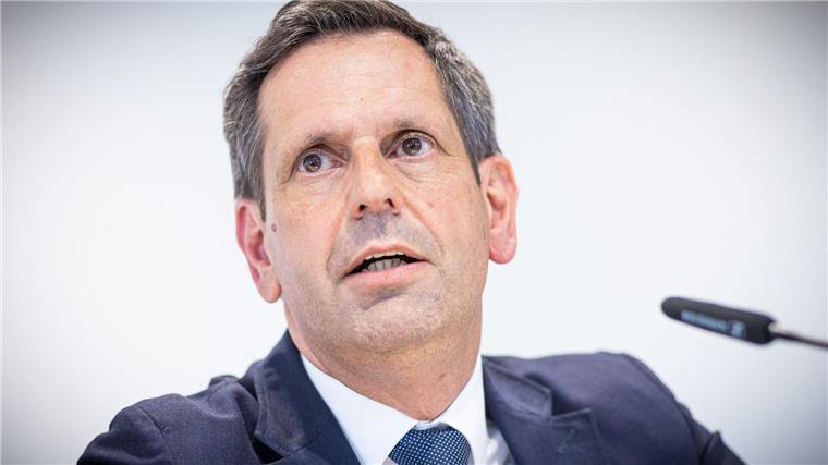 Niedersachsen gegen jährlichen Tüv für alte Autos Verkehrsminister Lies hält die geplante jährliche Inspektion für ältere Autos für unnötig. (Archivbild)