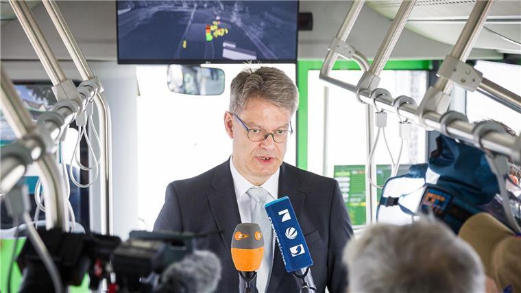 Verkehrsminister: Erster autonomer Linienbus „wegweisend“ Verkehrsminister Schnieder zeigt sich nach seiner Fahrt im autonomen Bus beeindruckt.