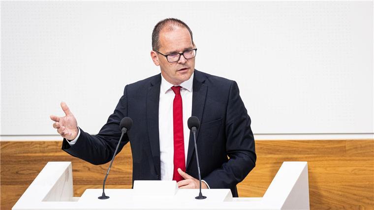 46 statt 29 Euro: Geplantes Azubi-Ticket wird teurer Verkehrsminister Tonne wirbt für ein bundesweites Ticket für Azubis. (Archivbild)