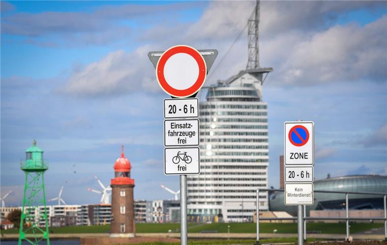 Bremerhaven: Durchfahrt zur Mole nachts verboten Verkehrsschild an der Zufahrt zur südlichen Geestemole wurde geändert.