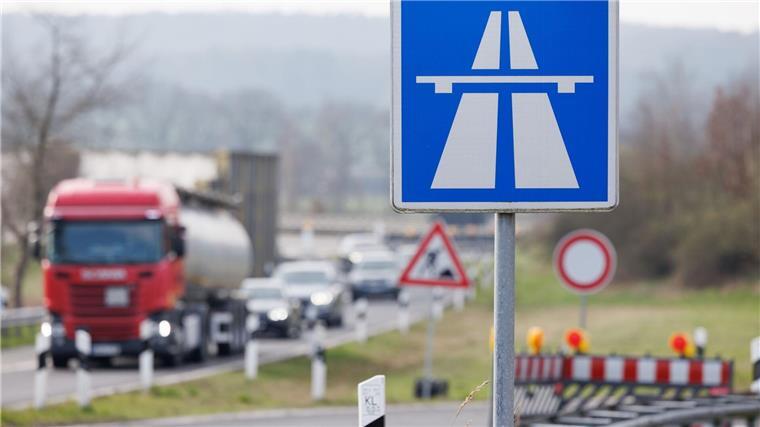 Verkehrsschilder „Autobahn“ und „Durchfahrt verboten“ (hinten, r) sind an der Autobahnauffahrt in Fahrtrichtung Bremen und Oldenburg zu sehen.