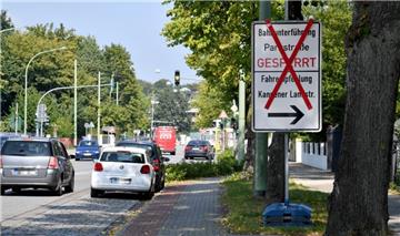 Verkehrsteilnehmer werden in der kommenden Woche wegen der Sperrung der Parkstraße in Bremerhaven umgeleitet. Darauf weisen Schilder unter anderem in der Wurster Straße hin.