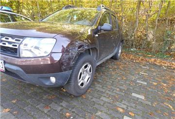 Nach einer Unfallflucht auf dem Edeka-Parkplatz in Altenwalde bittet die Polizei um Hinweise. Ein weißer Transporter könnte beteiligt gewesen sein.