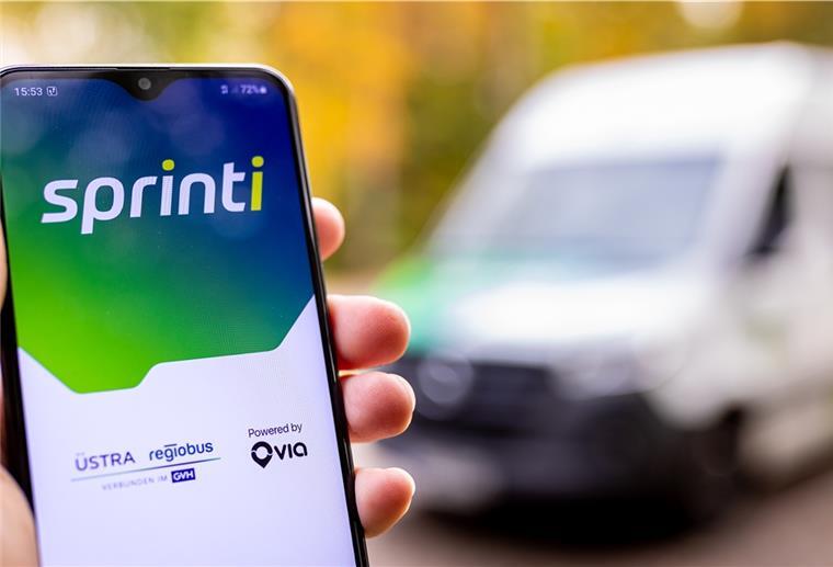 Bus per App rufen: Neues Modell für Nahverkehr auf dem Land Eine Hand hält ein Smartphone auf dessen Bildschirm die Startmaske der App «Sprinti», einem Projekt der Üstra Hannoversche Verkehrsbetriebe und Regiobus.