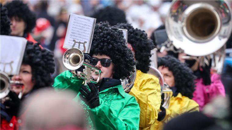 Wenig Straftaten bei Karneval in Damme Verkleidete Musiker spielen beim Straßenkarnevalsumzug des Dammer Carnevals.