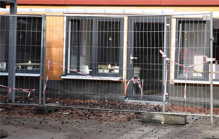Bremen: Erste Bewohner kehren nach Brand in Altenheim zurück Verkohlte Teile des Daches liegen vor dem Pflege- und Altenheim in Bremen.