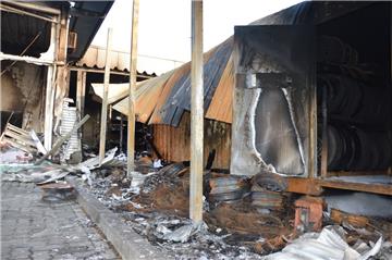 Verkohltes Holz, blanke Felgen, zerborstene Scheiben: Das Autohaus Manikowski in Bad Bederkesa ist durch das Großfeuer arg in Mitleidenschaft gezogen worden. Jetzt sind die Brandermittler am Werk.