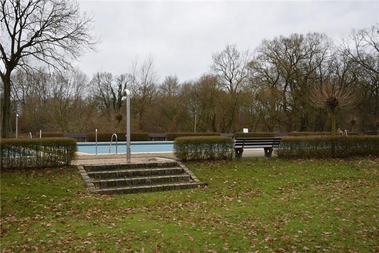 Rettung für Freibad Heeslingen bleibt ungewiss Verlassen lag das Heeslinger Freibad den gesamten Sommer hindurch da. Der Landkreis hatte die Öffnung der Badeanstalt untersagt. Jetzt sollen Gutachter ausloten, ob eine Sanierung möglich und wirtschaftlich erscheint.
