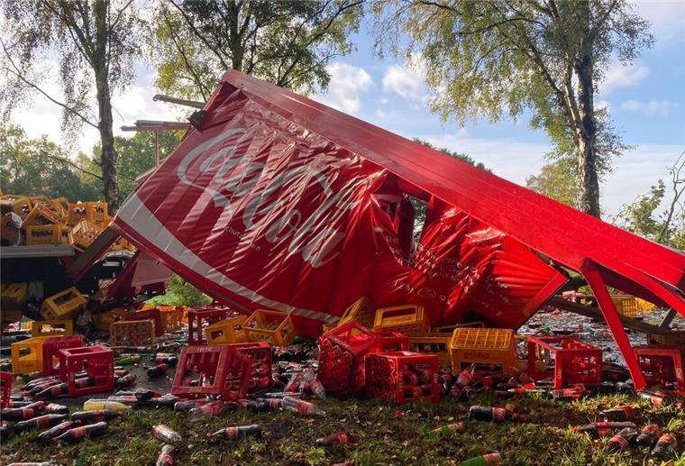 Cola-Crash in Sauensiek: LKW verliert kistenweise Limonade Limo-Crash in Sauensiek: Cola-Laster verliert seine Ladung