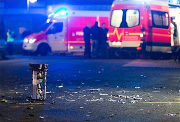 Von der Polizei gelb markiert sind am 01.01.2016 in Datteln (Nordrhein-Westfalen) mehrere Feuerwerks-Batterien vor einem Hotel.