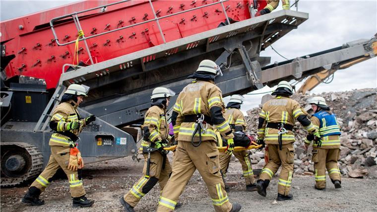 Feuer löschen, Menschen retten: Feuerwehren im Wettkampf Verletzte Personen bergen oder Brände löschen: Bei dem Wettkampf der Ortsfeuerwehren durchliefen die Feuerwehrleute verschiedene Szenarien.
