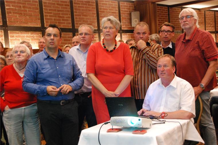 Susanne Puvogel (SPD) verliert Bundestagswahl Verloren: Das sagen die Gesichter von (von links) Margot Glabbatz, Oliver Lottke, Jan Tiedemann, Susanne Puvogel, Jörg Ostendorf, Gerrit Michaelis, Uwe Santjer und Leo Mahler, die auf die Ergebnisse schauen.