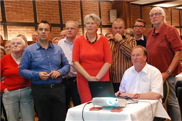 Verloren: Das sagen die Gesichter von (von links) Margot Glabbatz, Oliver Lottke, Jan Tiedemann, Susanne Puvogel, Jörg Ostendorf, Gerrit Michaelis, Uwe Santjer und Leo Mahler, die auf die Ergebnisse schauen.