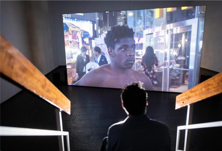 Bremerhavener Kunsthalle: Von Breakdancern und gigantischen Landkarten Verloren wie ein Tier im Zoo wirkt in einem Video der Breakdancer, der auf den Straßen von New York von zwei Kollegen angelernt wird.