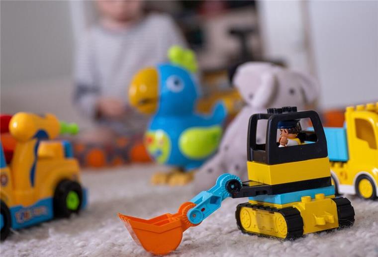 Gefälschtes Spielzeug erkennen: Diese Warnzeichen sollte man kennen Spielzeuge für ein Kleinkind.