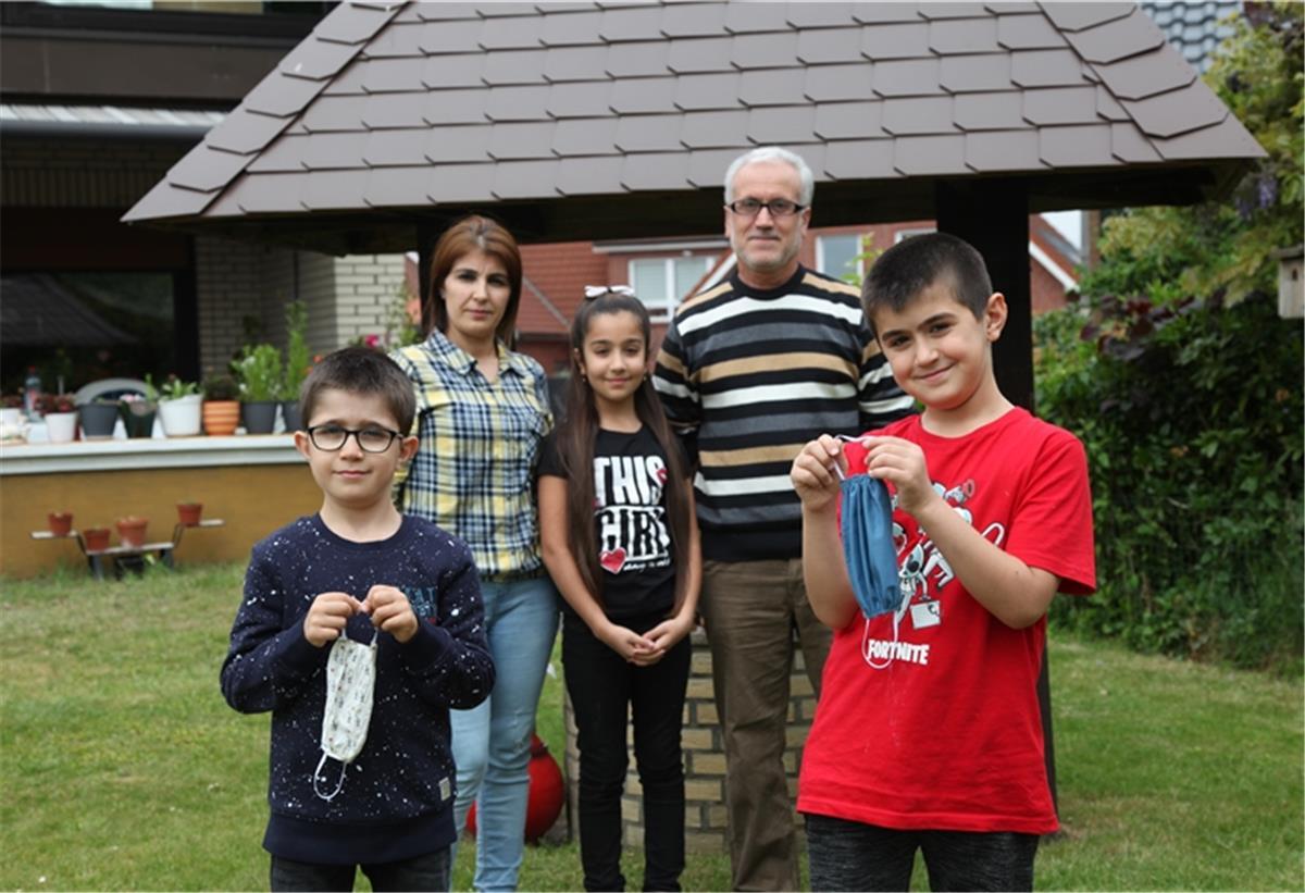 Vermissen ihre Freunde und Verwandten während der Kontaktsperre: Die aus Syrien Geflüchteten Asaad Waadalla und Abdulfatah Siham und ihre Kinder Malak, Khalil und Abdullah.