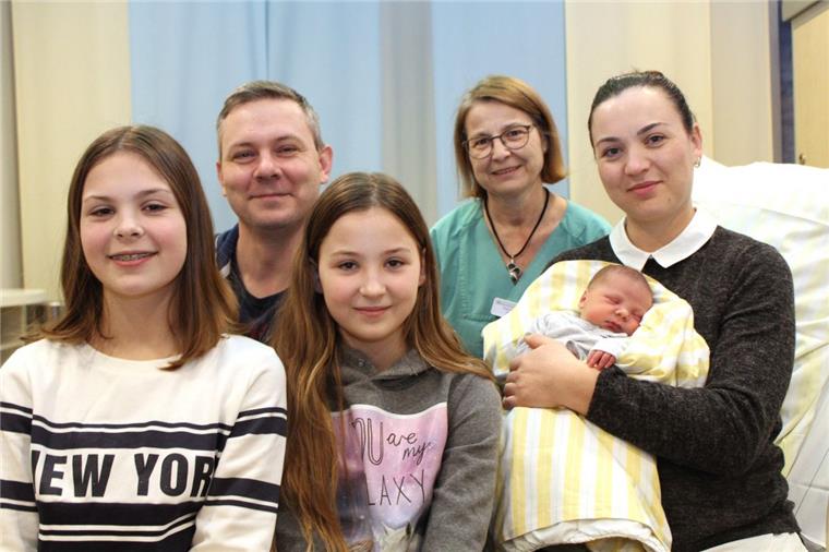 Nordenhamer Neujahrsbaby kommt mit Verspätung zur Welt Veronika (von links), Max, Valerija und Tatjana Schiller freuen sich ebenso wie Hebamme Birgit Hamacher über die Geburt von Kirill.
