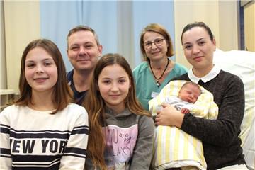 Veronika (von links), Max, Valerija und Tatjana Schiller freuen sich ebenso wie Hebamme Birgit Hamacher über die Geburt von Kirill.