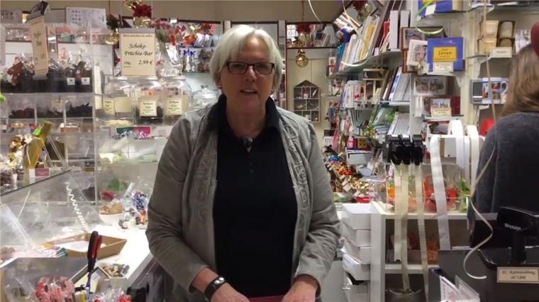 Geschenke packen wie die Profis Verpackungsprofi Brigitte Mengelers zeigt, wie schnell ein Geschenk schick verpackt sein kann.