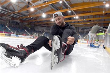 Verrückt nach dem Eis: Hobbyeisläufer Andre Ganikel ist in der Saison jedes Wochenende in der Eisarena Bremerhaven. „Ich habe eine Vorliebe für‘s Eis“, sagt der Bremerhavener. Er ist zusammen mit Freunden bei der Sonderaktion.